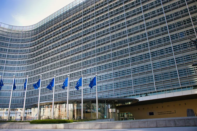Sídlo Evropského parlamentu v Bruselu s vlajkami EU