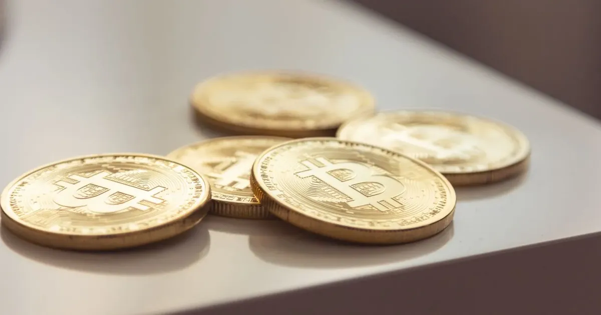 Mince s logem bitcoinu