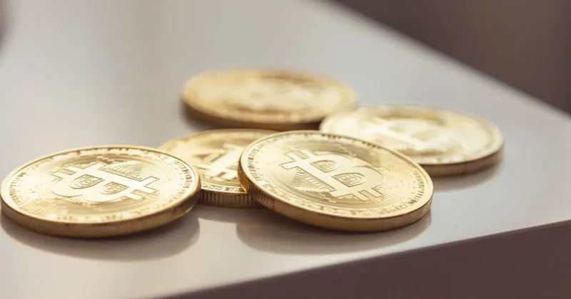 Mince s logem bitcoinu