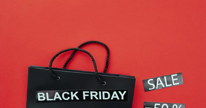 Nákupní taška s nápisem Black Friday a cedulka se slevou