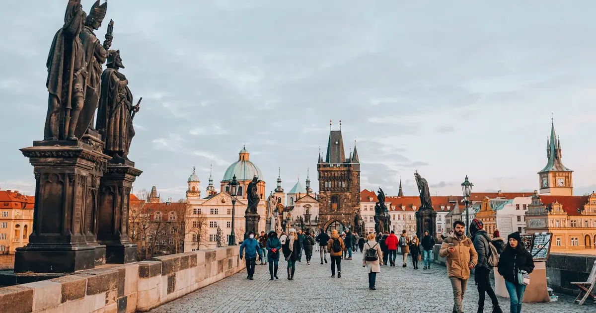 Turisté na Karlově mostě v Praze