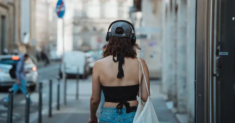 Chodkyně se sluchátky na ulici