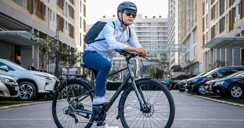 Cyklista s helmou ve městě