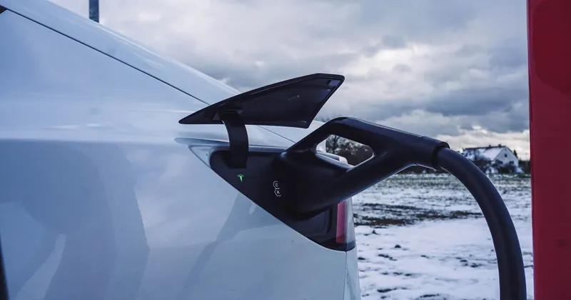 Nabíjení elektromobilu v zasněžené krajině
