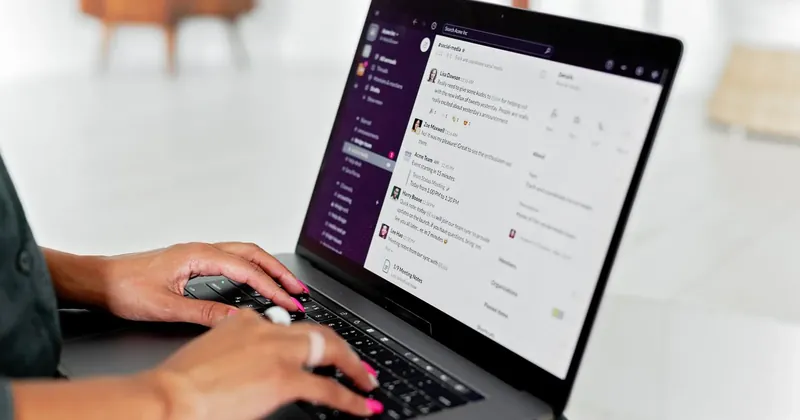 Doručená pošta otevřená v notebooku