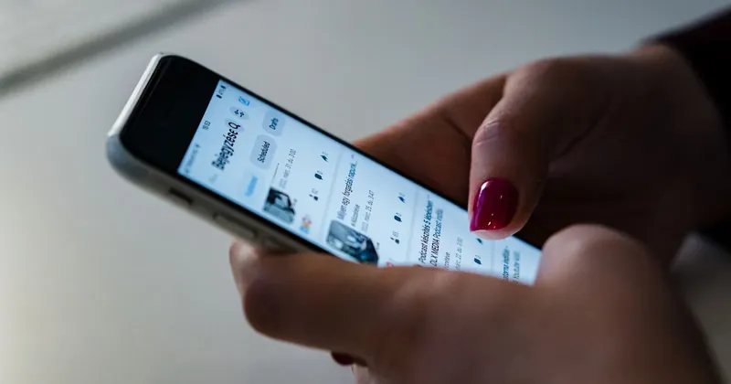Ruce listují sociální sítí v telefonu