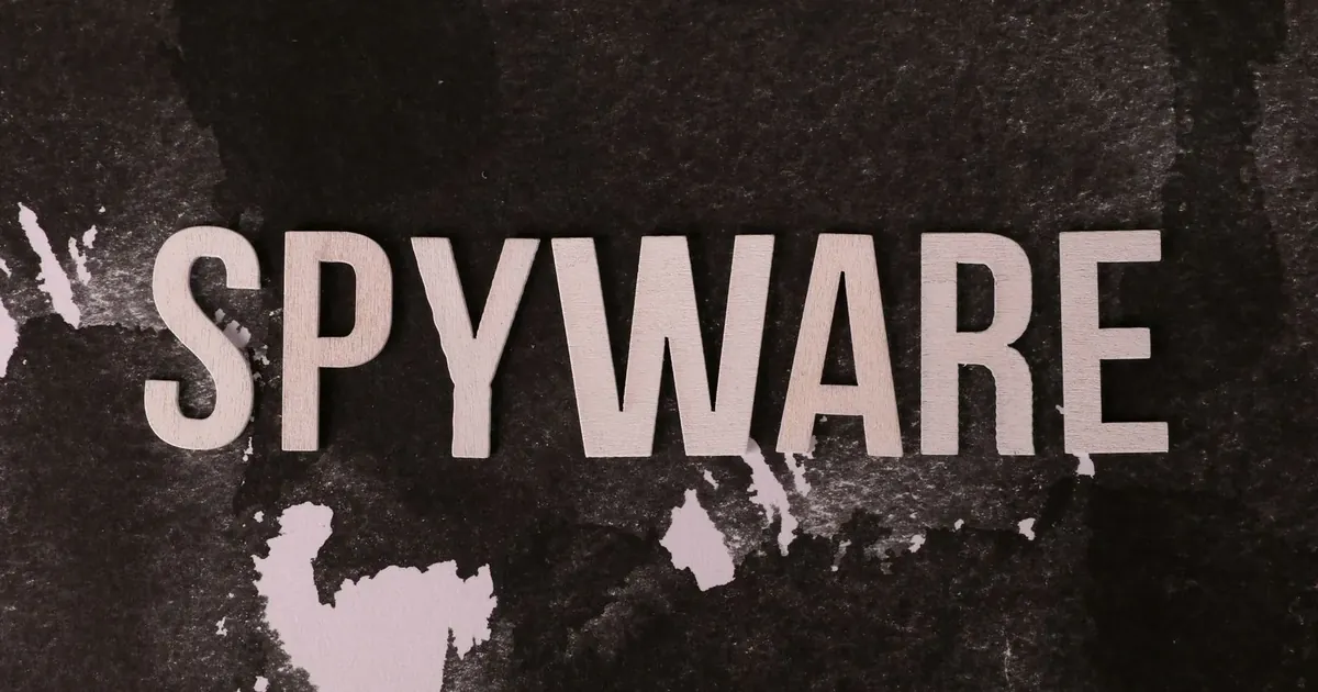 Nápis spyware na tmavém pozadí