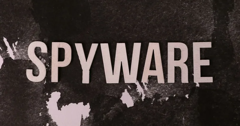 Nápis spyware na tmavém pozadí
