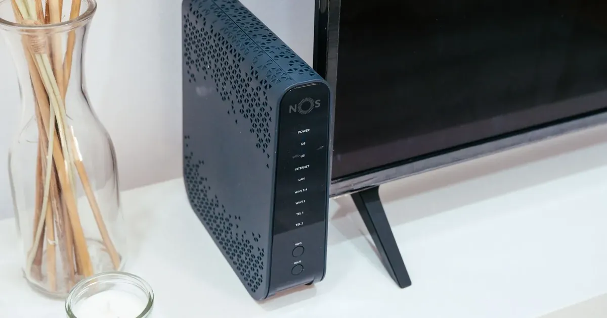 Domácí router vedle televize