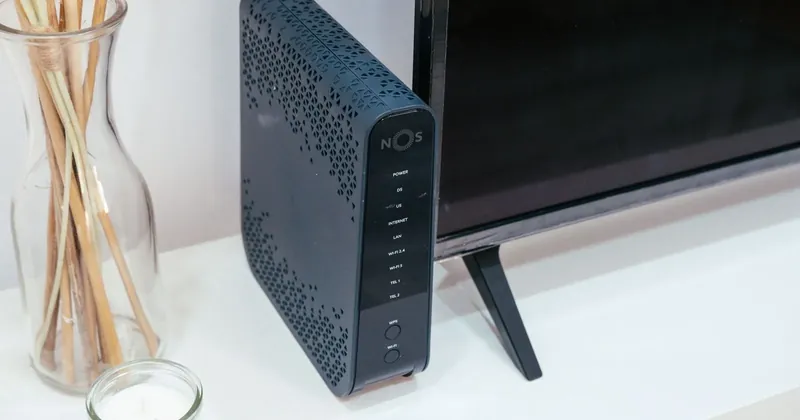 Domácí router vedle televize