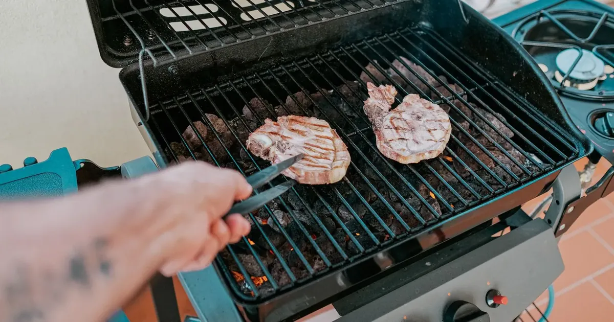 Grilování masa na plynovém grilu