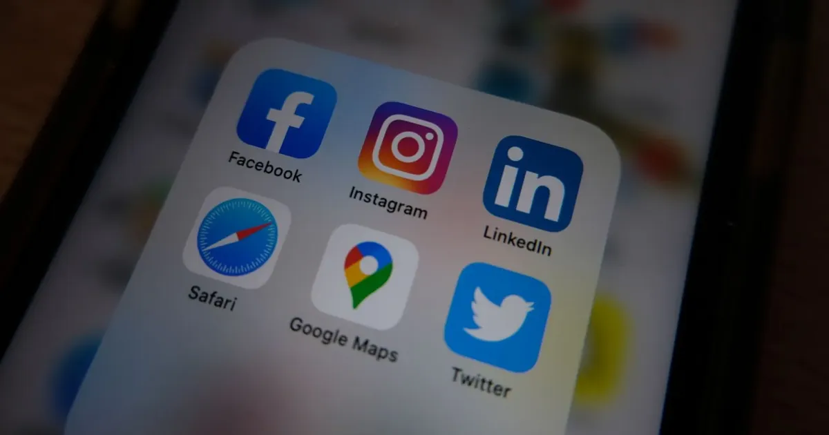 Ikony sociálních sítí Facebook a Instagram na displeji