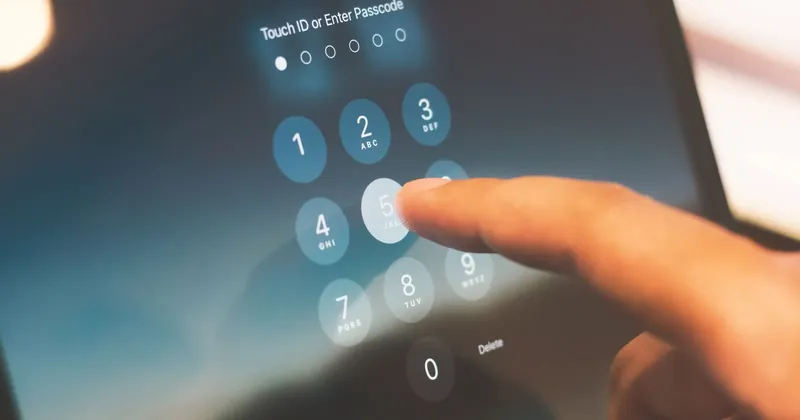 Prst zadává kód na číselné klávesnici telefonu