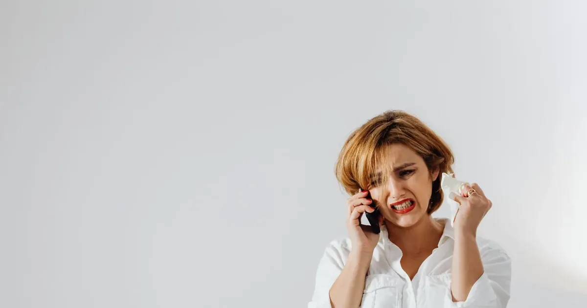 Rozzlobená žena telefonuje