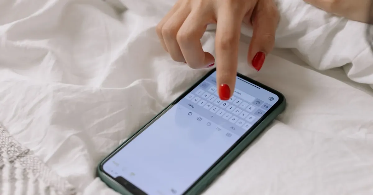 Prst klepe na odkaz v telefonu
