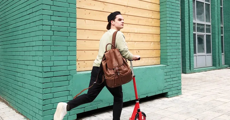 Žena jede na koloběžce po ulici