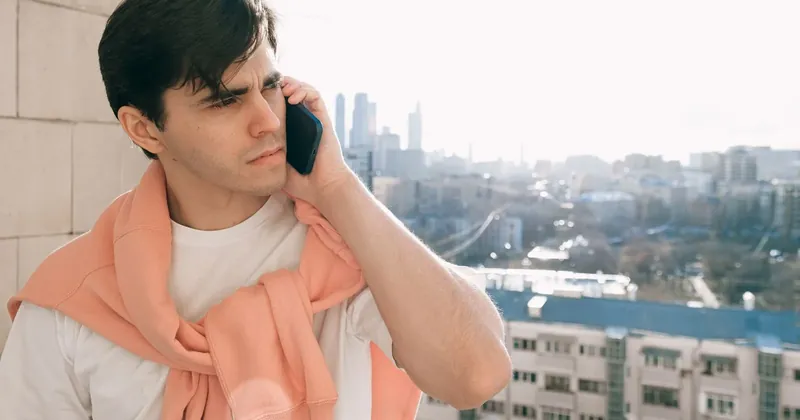 Muž telefonuje a přemýšlí, kdo volá