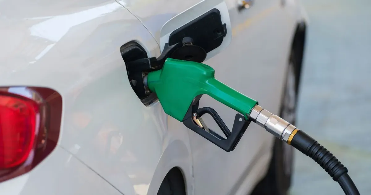Tankovací pistole v nádrži bílého auta