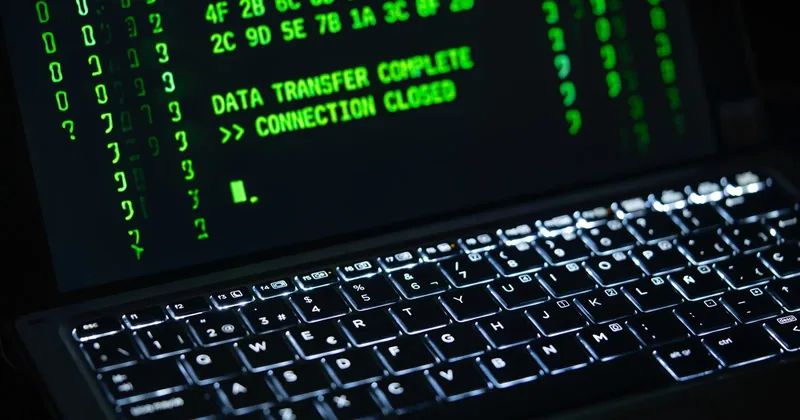 Notebook s kódem na obrazovce
