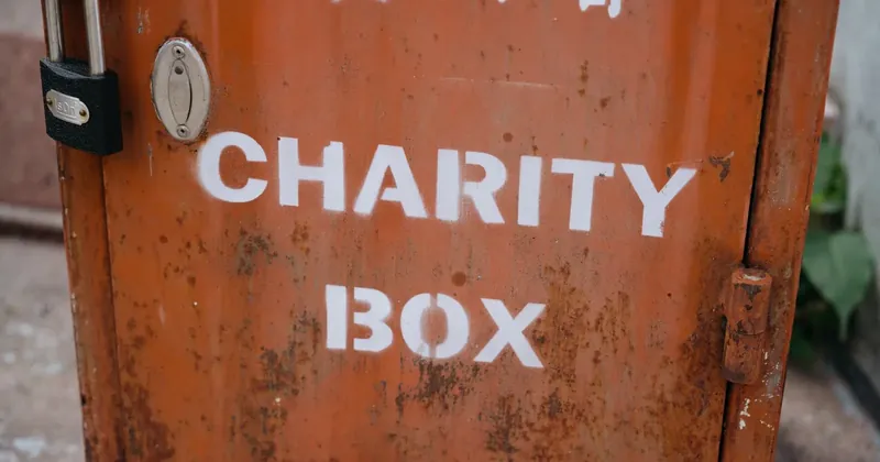 Zamčená kasička s nápisem charity