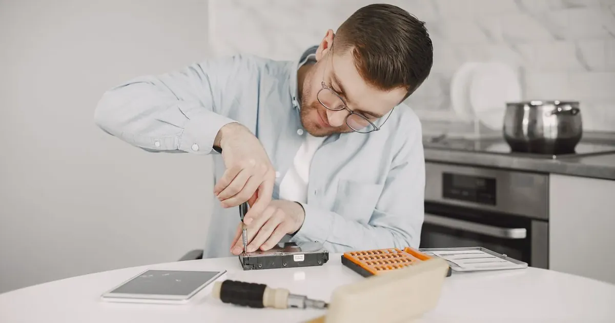 Muž opravuje drobnost v kuchyni