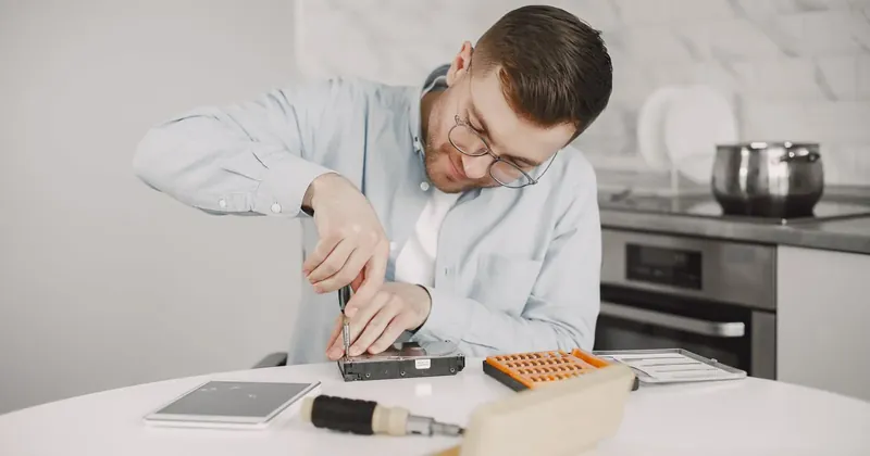 Muž opravuje drobnost v kuchyni