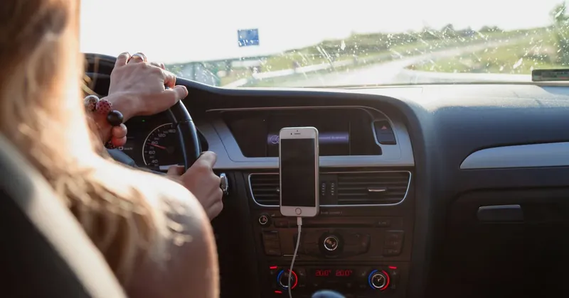 Mobil s navigací v držáku v autě