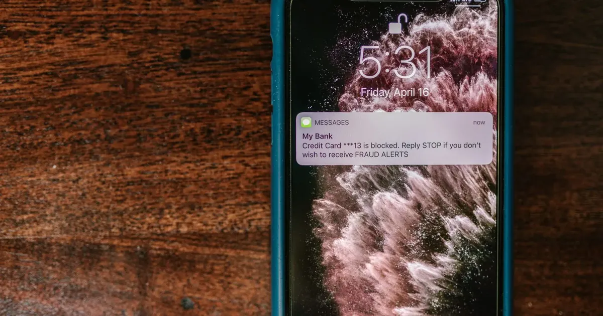 Upozornenie na správu na displeji mobilu