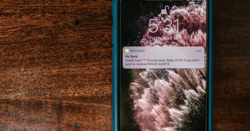 Upozornenie na správu na displeji mobilu