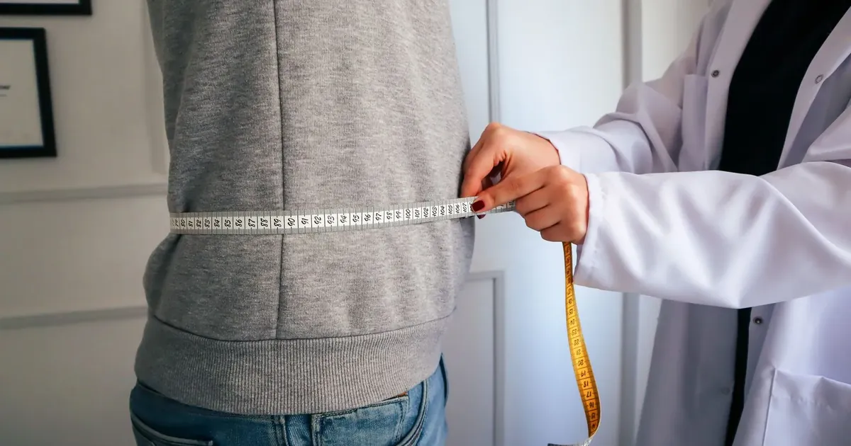 Měření obvodu pasu krejčovským metrem