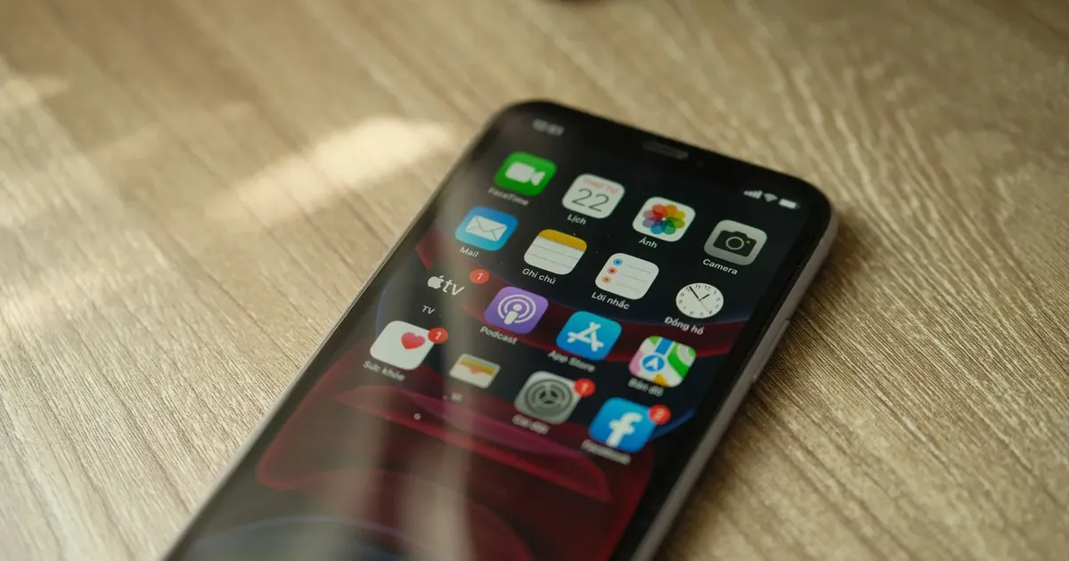 iPhone ležící na dřevěném stole