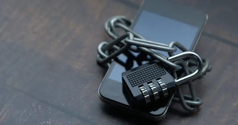 Telefon zamčený řetězem a visacím zámkem