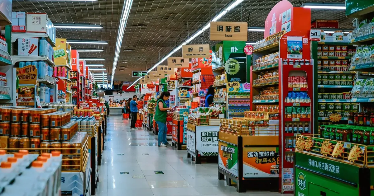Regály v supermarkete