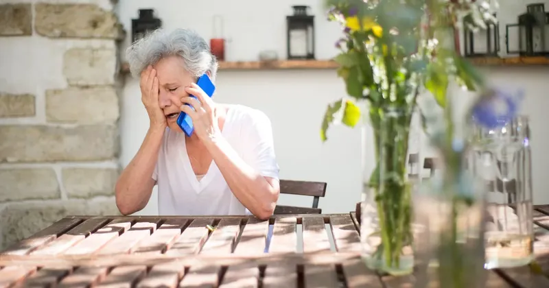 Ustarostená seniorka telefonuje
