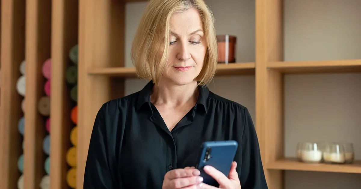 Žena číta správu v mobile