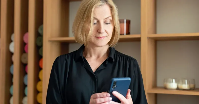 Žena číta správu v mobile