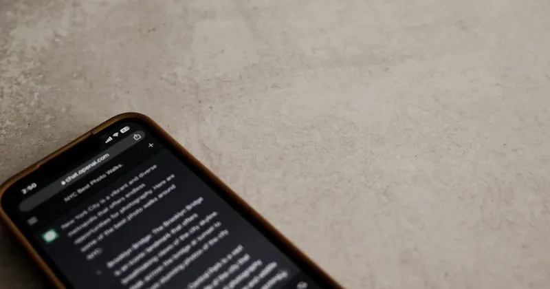 Textová správa na displeji mobilu