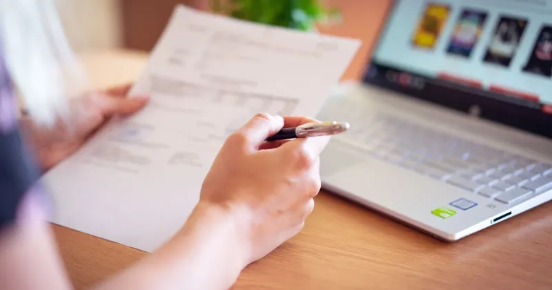 Žena vyplňuje úřední dokument u notebooku