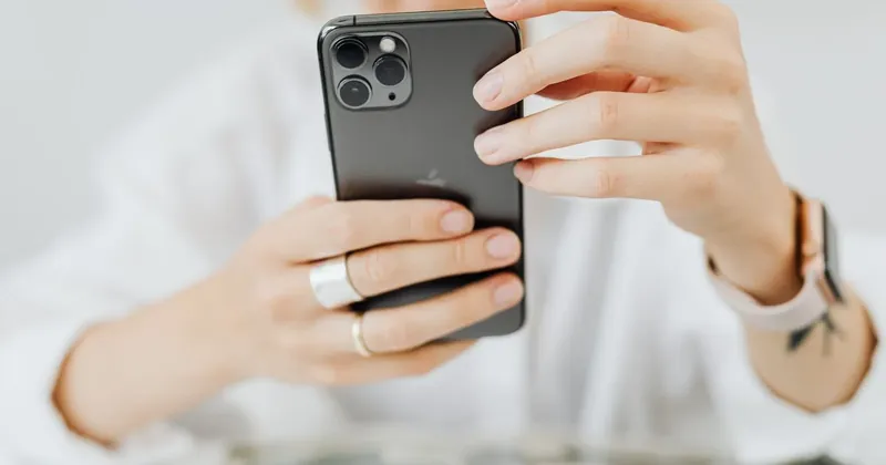 Ruce drží chytrý telefon
