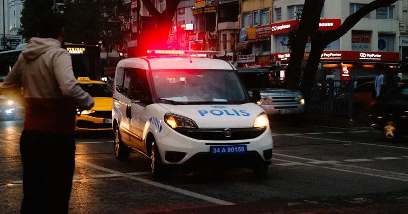 Policejní vůz s majáky v noci