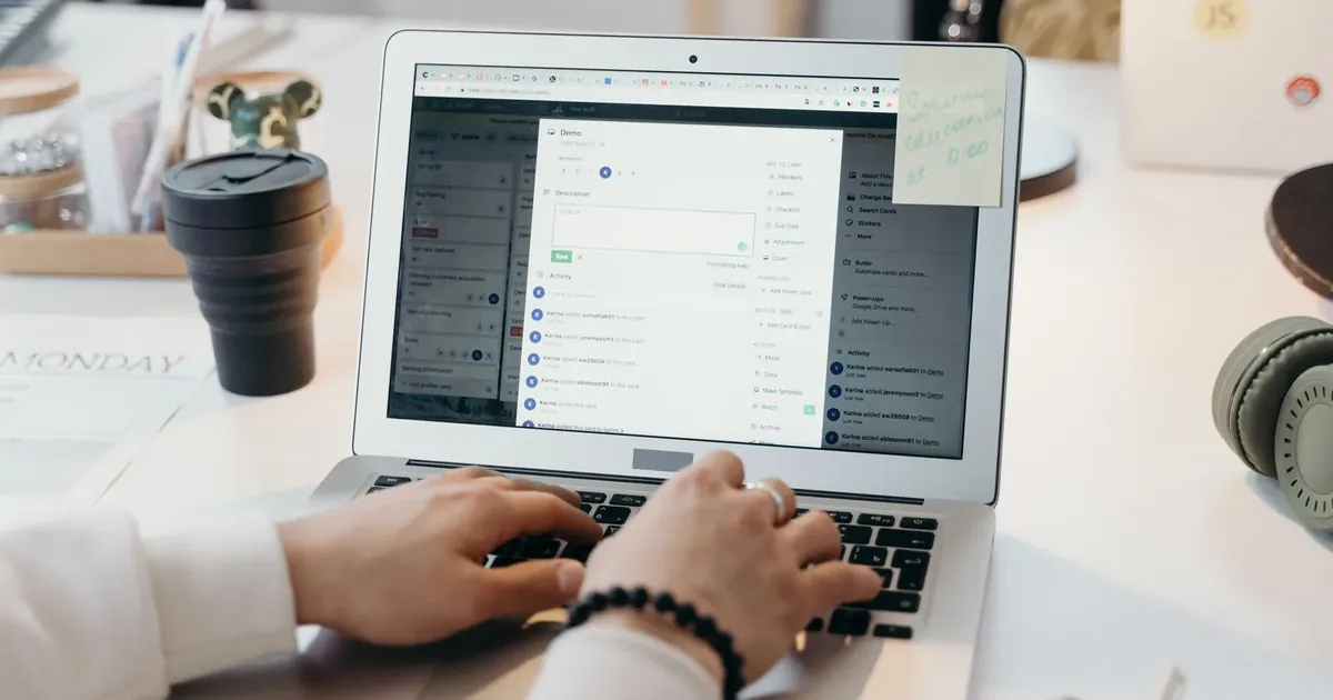 Ruce na notebooku s otevřenou e-mailovou schránkou