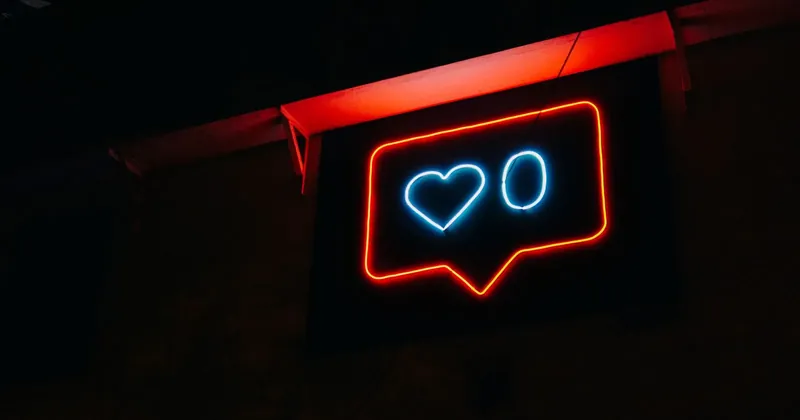 Neonová ikona srdce s nulou jako počet lajků