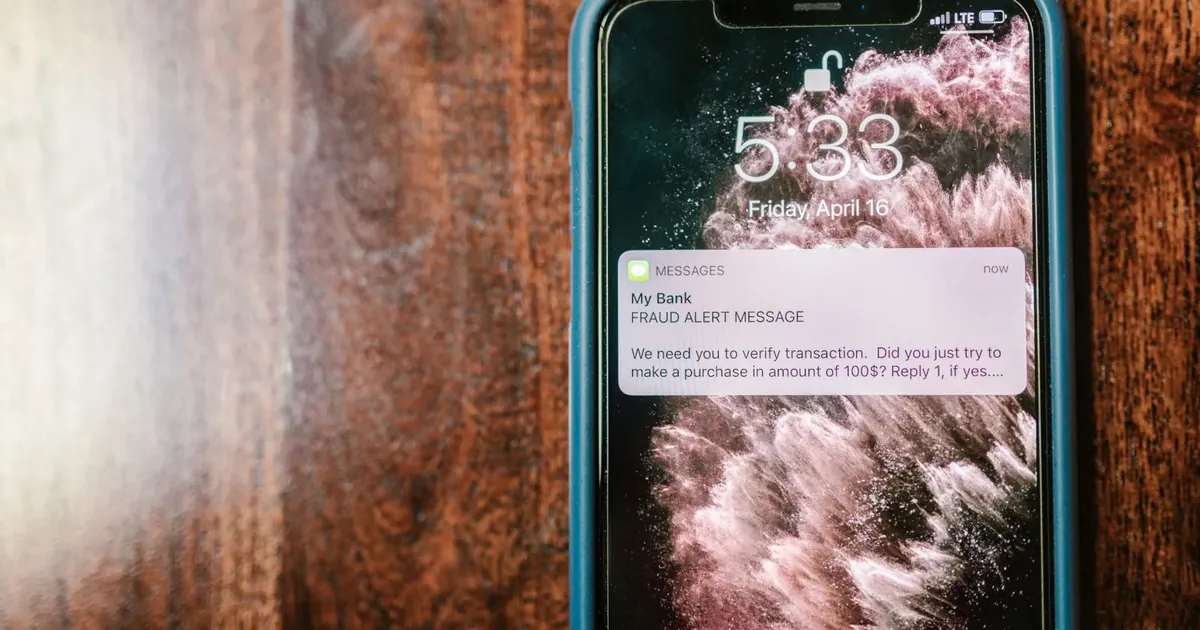 Zamčený telefon s upozorněním na novou zprávu