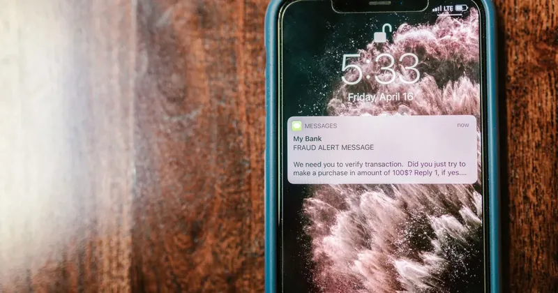 Zamčený telefon s upozorněním na novou zprávu