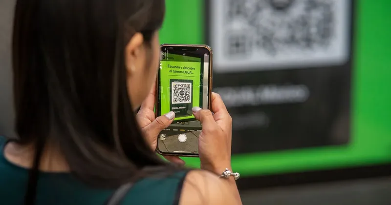 Žena skenuje telefonem QR kód