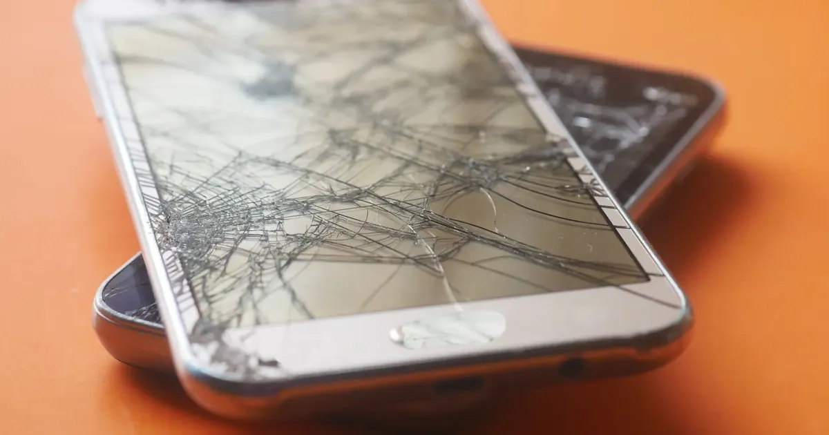 Telefon s rozbitým displejem