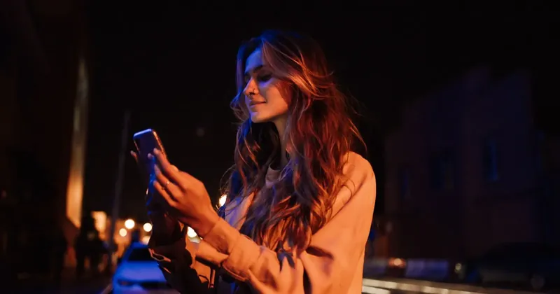 Žena v noci píše správy v mobile