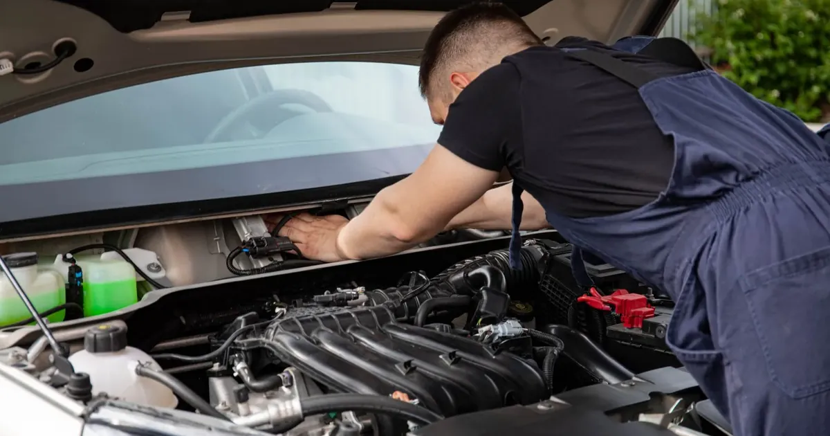 Mechanik kontroluje motor auta v servisu