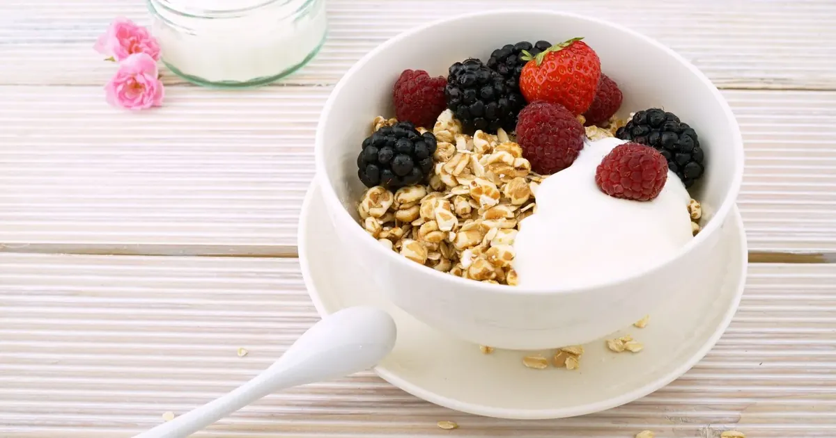 Miska bílého jogurtu s ovocem a müsli