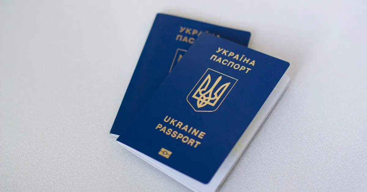 Два українські паспорти на світлому столі